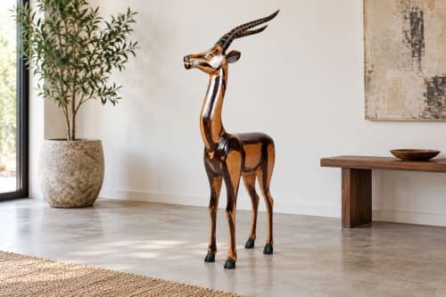 Gazelle sculptée Cèdre d’Azrou – Ligne élancée et finition contrastée — vue IV