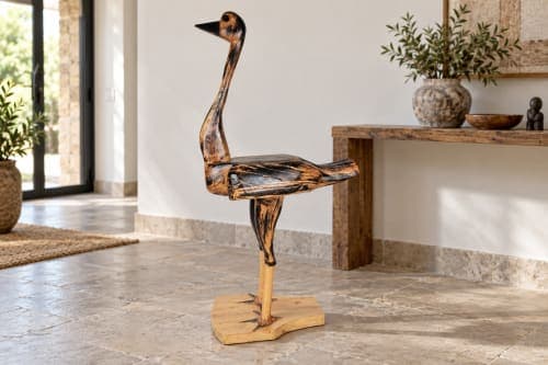 Oiseau sculpté Cèdre d’Azrou – Ligne naïve et posture verticale — vue II