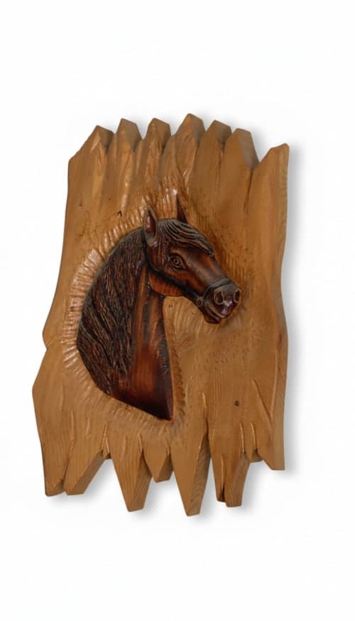 Panneau cheval Cèdre d’Azrou – Relief équestre sur fond clair sculpté — vue I