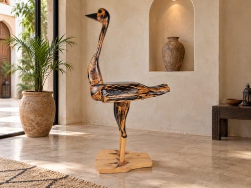 Oiseau sculpté Cèdre d’Azrou – Ligne naïve et posture verticale — vue IV