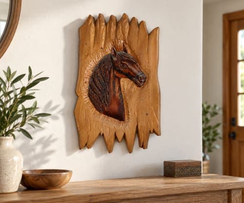 Panneau cheval Cèdre d’Azrou – Relief équestre sur fond clair sculpté — vue II