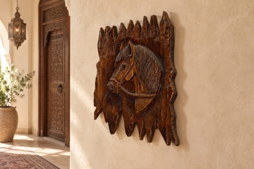 Panneau cheval Cèdre d’Azrou – Relief équestre finition foncée — vue III