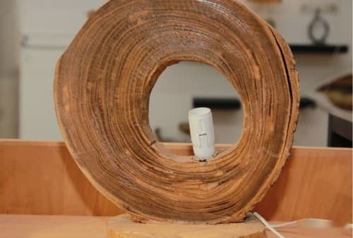 Lampe anneau Cèdre d’El Hajeb – Cercle évidé et lumière centrale — vue V