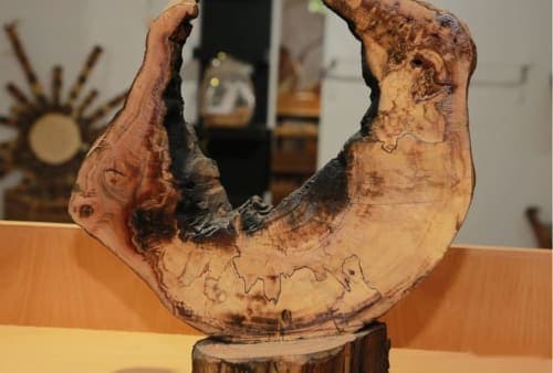 Sculpture croissant Cèdre d’El Hajeb – Demi-lune naturelle et traces brûlées — vue V