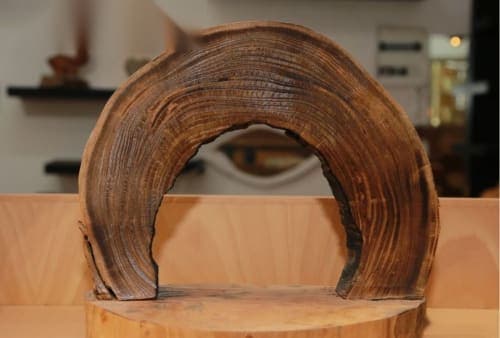 Arche décorative Cèdre d’El Hajeb – Cernes apparents et socle naturel — vue V