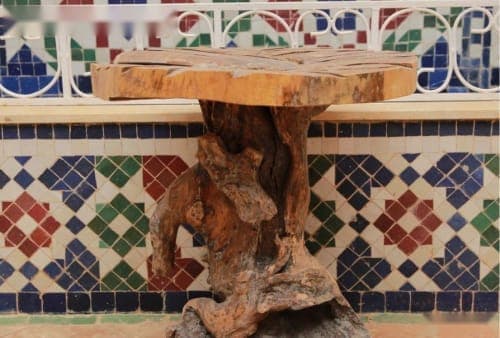 Table racine Cèdre d’El Hajeb – Socle sculptural et plateau géométrique — vue V