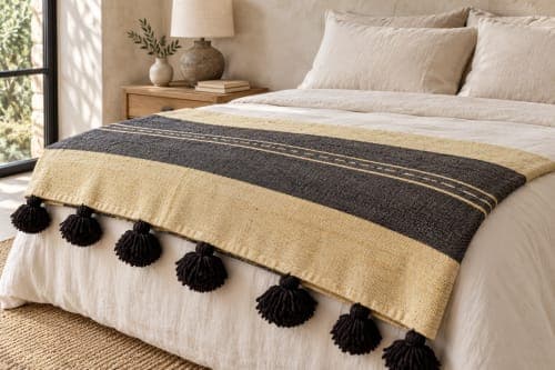 Plaid du Moyen Atlas – Anthracite & sable à pompons noirs — vue III