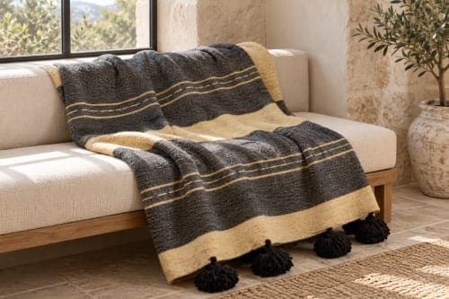 Plaid du Moyen Atlas – Anthracite & sable à pompons noirs — vue IV