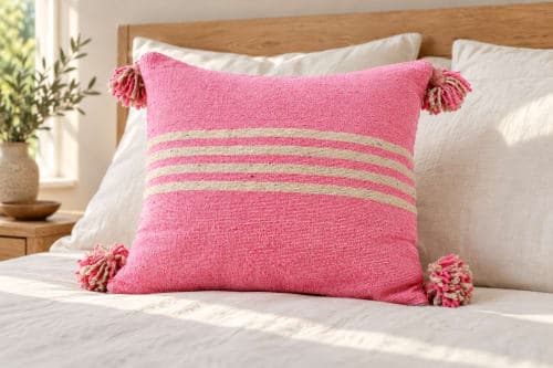 Coussin du Moyen Atlas – Rose tissé à bandes écrues — vue III