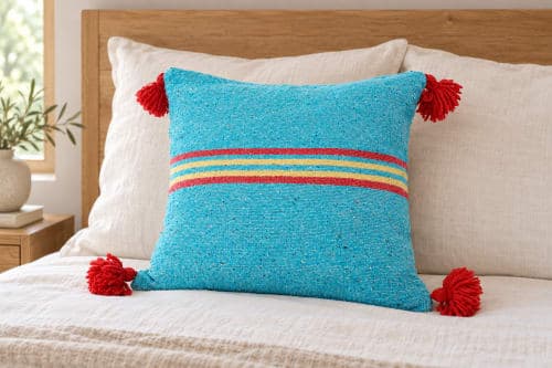 Coussin du Moyen Atlas – Bleu turquoise à pompons rouges — vue III