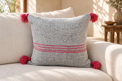 Coussin du Moyen Atlas – Gris perle à fines lignes roses — vue II