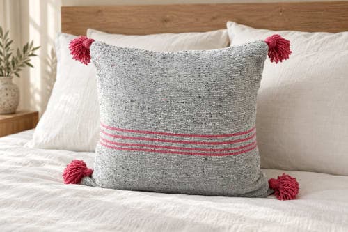 Coussin du Moyen Atlas – Gris perle à fines lignes roses — vue III
