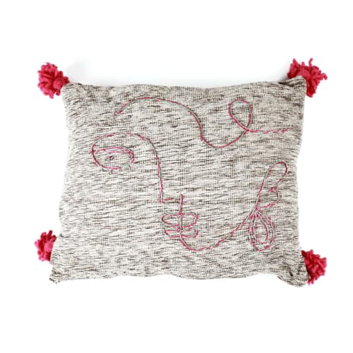 Coussin du Moyen Atlas – Visage abstrait brodé — vue I