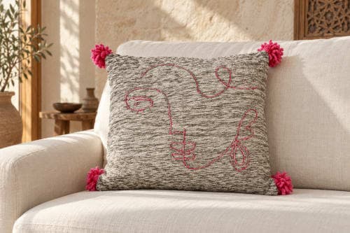 Coussin du Moyen Atlas – Visage abstrait brodé — vue II