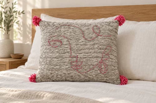 Coussin du Moyen Atlas – Visage abstrait brodé — vue III