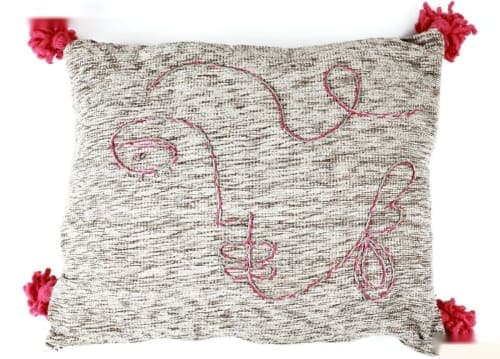 Coussin du Moyen Atlas – Visage abstrait brodé — vue V