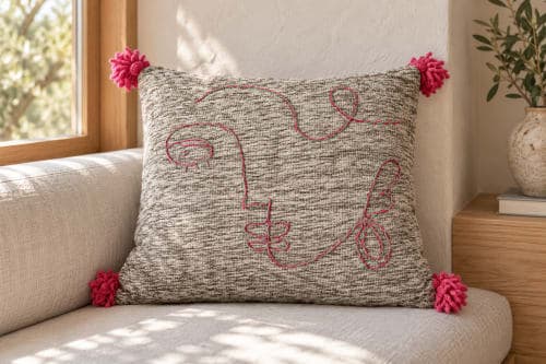 Coussin du Moyen Atlas – Visage abstrait brodé — vue IV