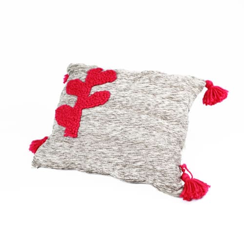 Coussin du Moyen Atlas – Motif végétal rouge en relief — vue I
