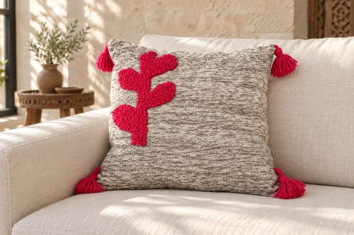 Coussin du Moyen Atlas – Motif végétal rouge en relief — vue II