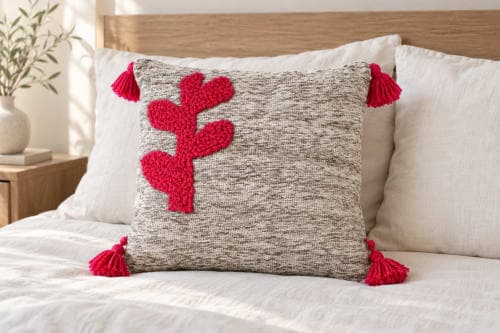 Coussin du Moyen Atlas – Motif végétal rouge en relief — vue III