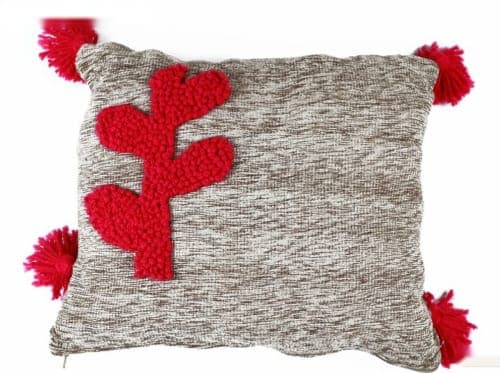 Coussin du Moyen Atlas – Motif végétal rouge en relief — vue V