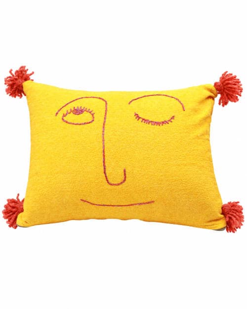 Coussin du Moyen Atlas – Soleil jaune, visage brodé — vue I