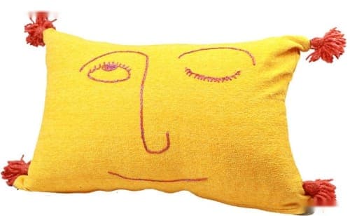 Coussin du Moyen Atlas – Soleil jaune, visage brodé — vue V