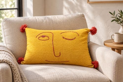 Coussin du Moyen Atlas – Soleil jaune, visage brodé — vue IV