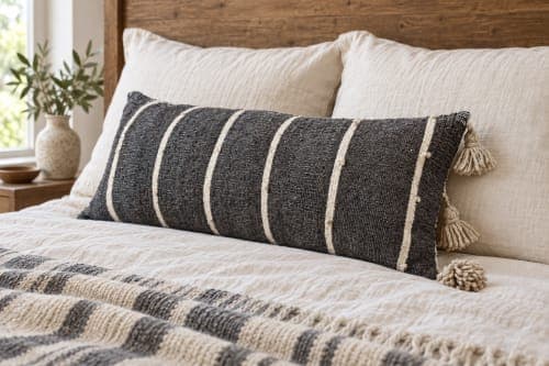 Coussin du Moyen Atlas – Anthracite rayé à pompons — vue III