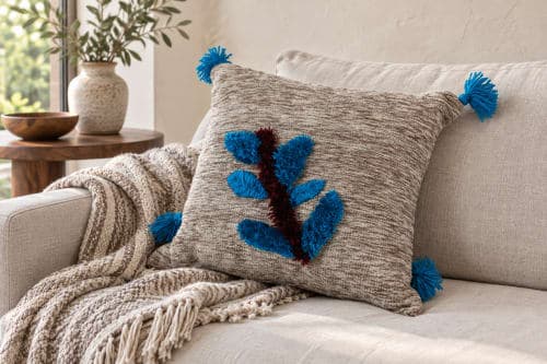 Coussin du Moyen Atlas – Fleur bleue en relief — vue II