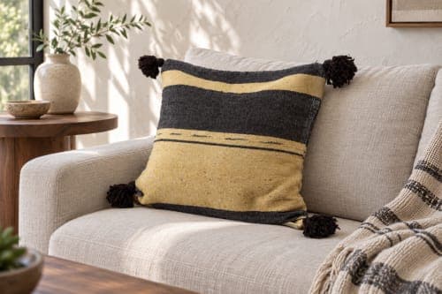 Coussin du Moyen Atlas – Sable & anthracite à pompons noirs — vue II