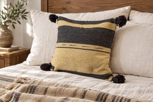 Coussin du Moyen Atlas – Sable & anthracite à pompons noirs — vue III