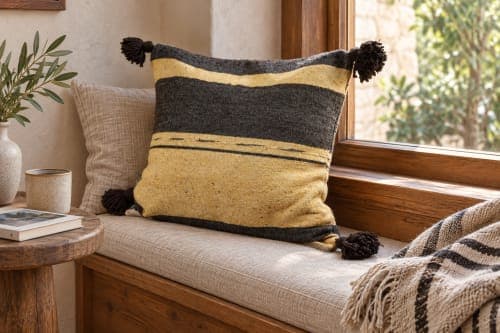 Coussin du Moyen Atlas – Sable & anthracite à pompons noirs — vue IV