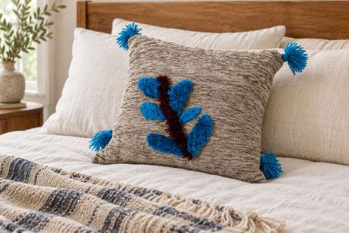 Coussin du Moyen Atlas – Fleur bleue en relief — vue III