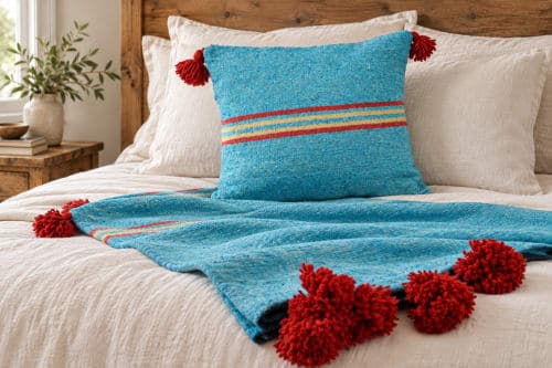 Ensemble plaid & coussin du Moyen Atlas – Bleu turquoise & pompons rouges — vue III