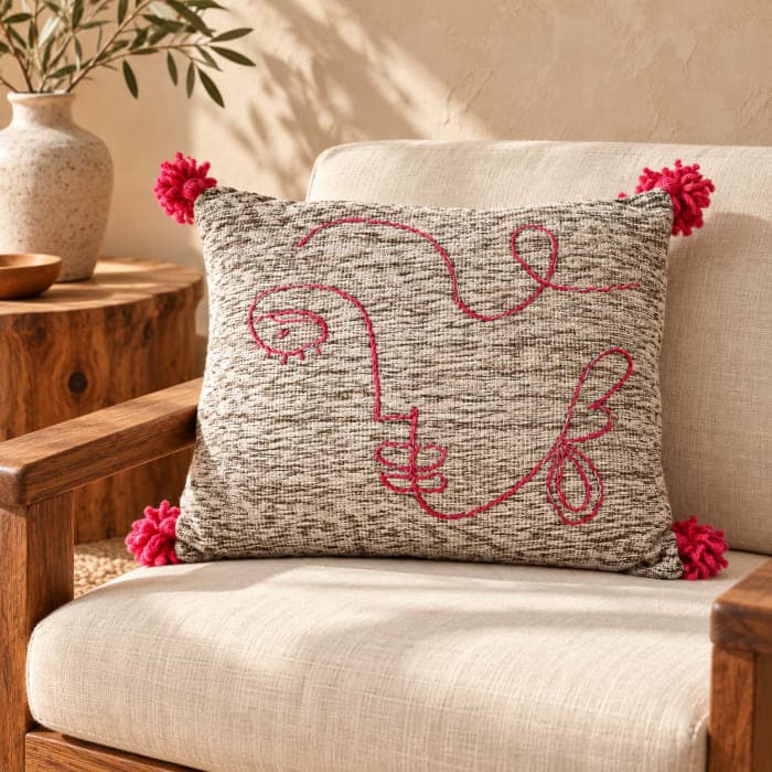 Coussin du Moyen Atlas – Visage abstrait brodé