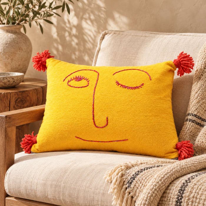 Coussin du Moyen Atlas – Soleil jaune, visage brodé