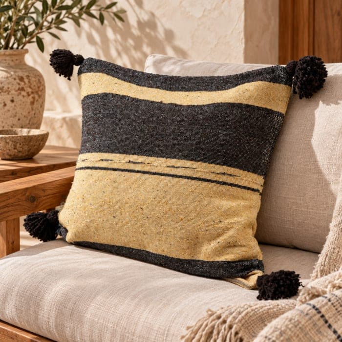Coussin du Moyen Atlas – Sable & anthracite à pompons noirs