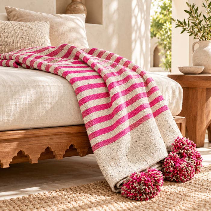 Plaid du Moyen Atlas – Écru & rose à pompons
