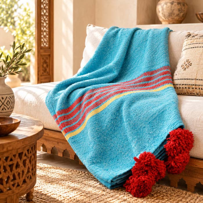 Plaid du Moyen Atlas – Bleu turquoise & pompons rouges