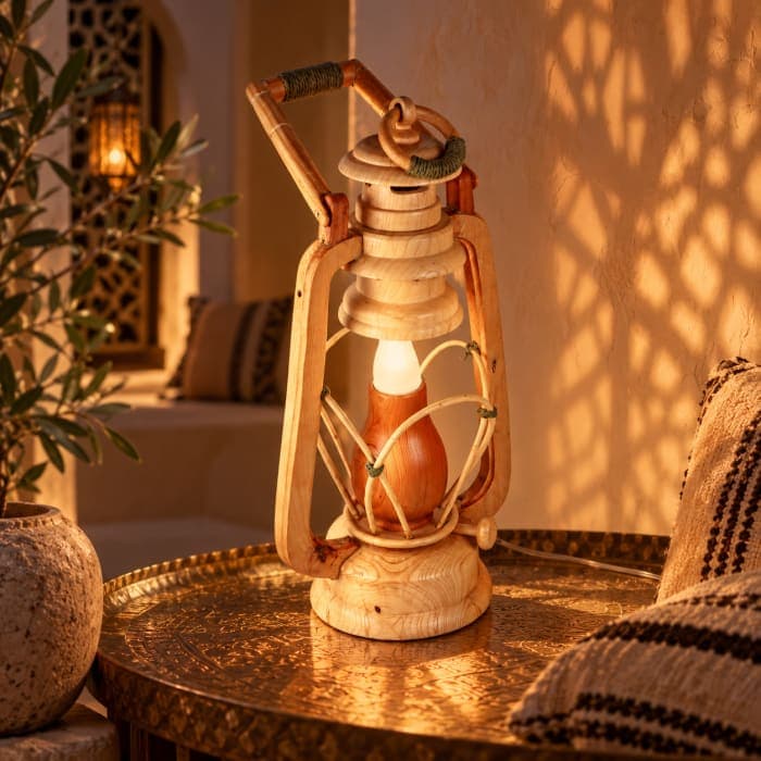 Lanterne Cèdre d’Azrou – Esprit nomade et cadre artisanal