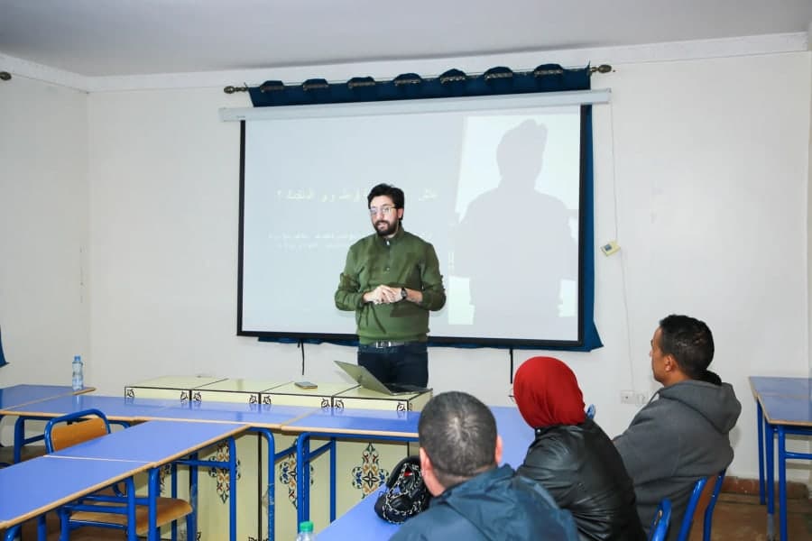 Un intervenant échange avec des participantes et participants réunis dans une salle de formation.